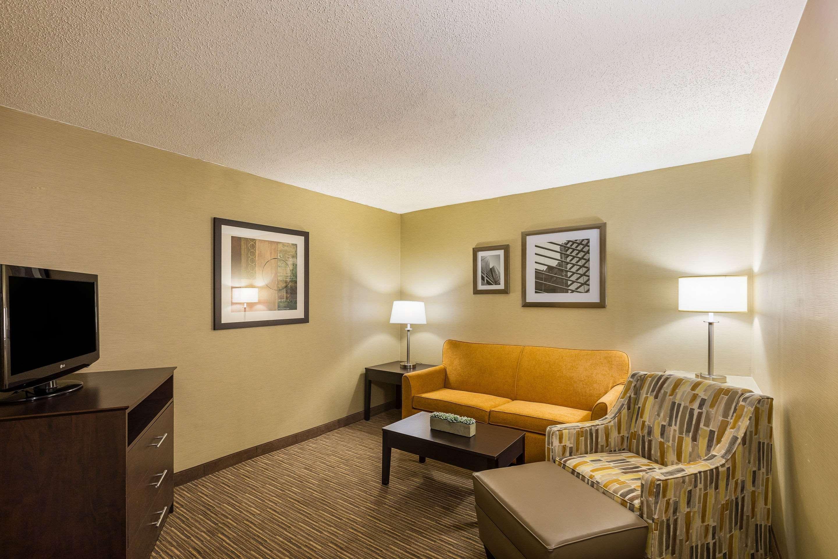 Quality Inn University Lansing Exterior photo