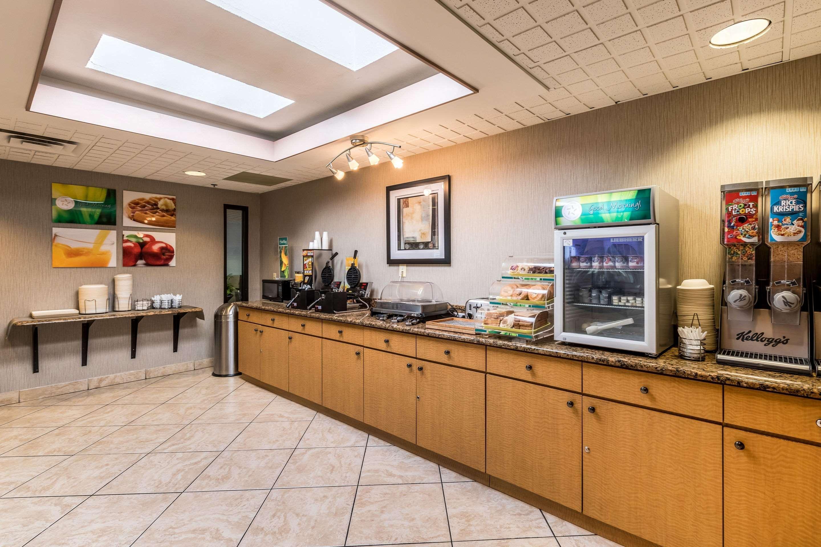 Quality Inn University Lansing Exterior photo