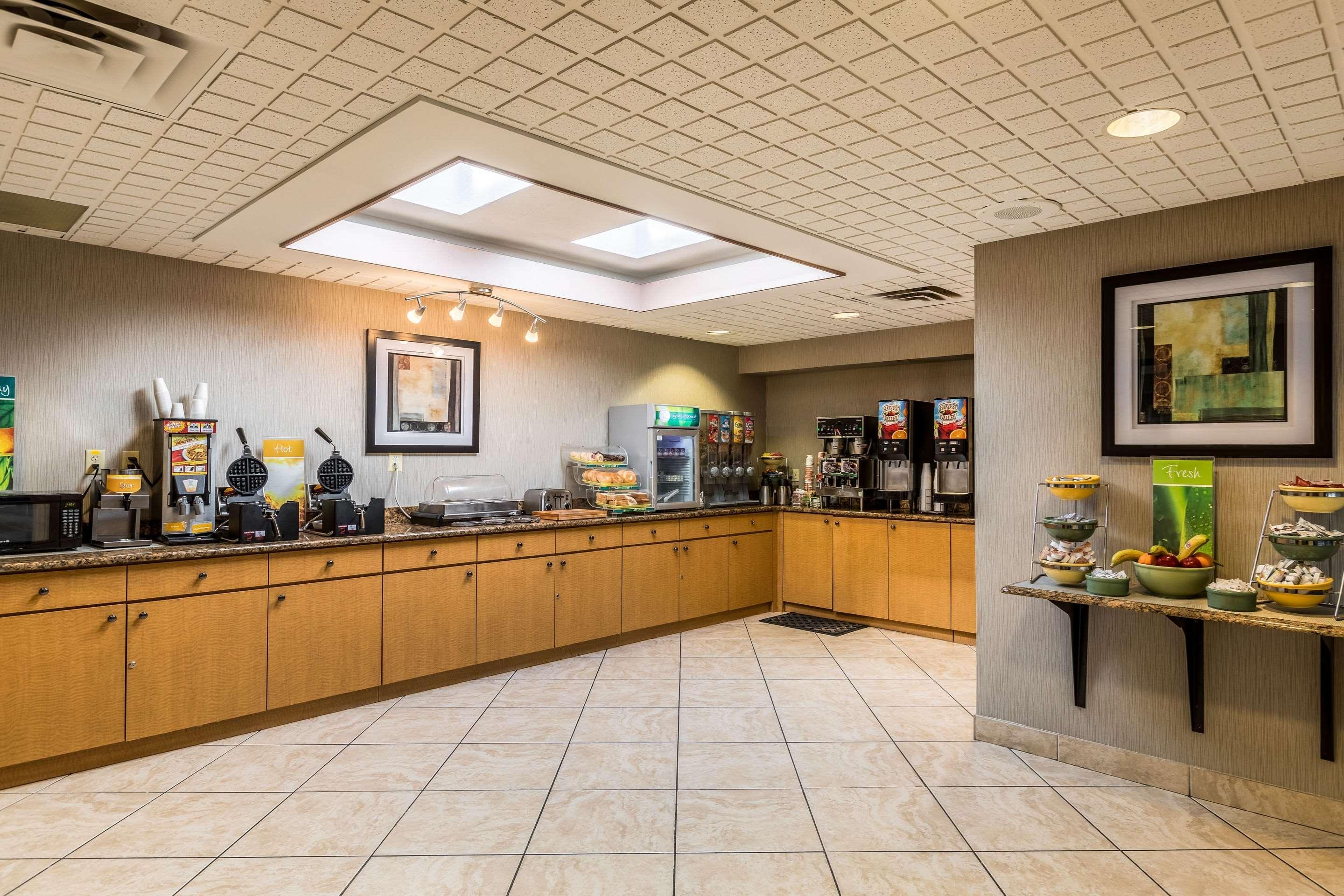 Quality Inn University Lansing Exterior photo